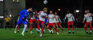 Der 1. FC Wilmersdorf (weiß Trikots, hier in einem Pokalspiel) liegt derzeit auf Rang zwei. 