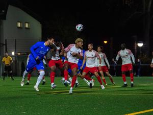 Der 1. FC Wilmersdorf (weiß Trikots, hier in einem Pokalspiel) liegt derzeit auf Rang zwei. 