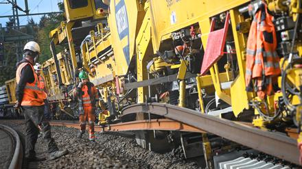 Riesige Gleisbaumaschine: Die RU 800 tauscht vollautomatisch Schwellen und Schienen aus.