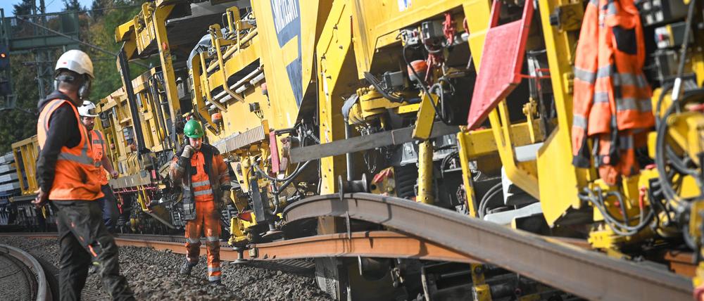 Riesige Gleisbaumaschine: Die RU 800 tauscht vollautomatisch Schwellen und Schienen aus.
