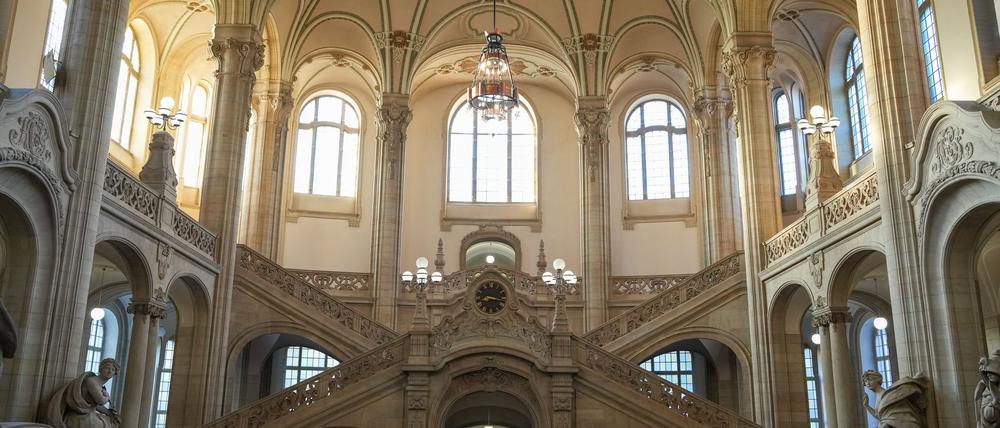 Nach Attacken mit Spitzhacke und Kugelbombe gegen ein Modegeschäft steht ein 37-Jähriger vor Gericht. (Foto Illustration) 
