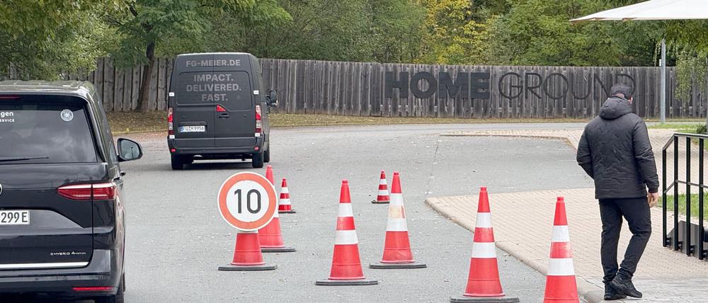Treffpunkt Franken: Der erkrankte Nick Woltemade saß in keinem der Kleinbusse, die in Herzogenaurach vorfuhren.