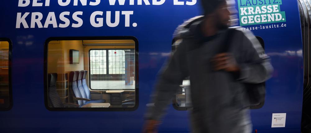 Ein Zug der Linie RE7 macht künftig Werbung für die Lausitz.