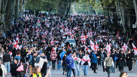 Mehrere Demonstrierende und Mitglieder der Oppositionspartei „Vereinigte Nationale Bewegung“ wurden am Wochenende festgenommen, ihnen drohen lange Haftstrafen.