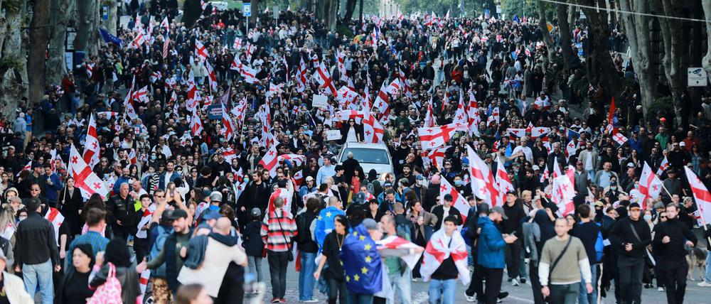 Mehrere Demonstrierende und Mitglieder der Oppositionspartei „Vereinigte Nationale Bewegung“ wurden am Wochenende festgenommen, ihnen drohen lange Haftstrafen.