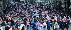 Mehrere Demonstrierende und Mitglieder der Oppositionspartei „Vereinigte Nationale Bewegung“ wurden am Wochenende festgenommen, ihnen drohen lange Haftstrafen.