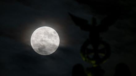 Der Mond kommt der Erde näher. (Archivbild)