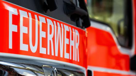 Ein Einsatzfahrzeug mit der Aufschrift „Feuerwehr“ (Symbolbild).