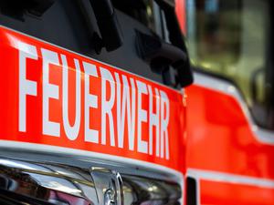 Ein Einsatzfahrzeug mit der Aufschrift „Feuerwehr“ (Symbolbild).