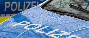 Die Polizei sperrt die A12 am Montagmittag (Symbolbild).