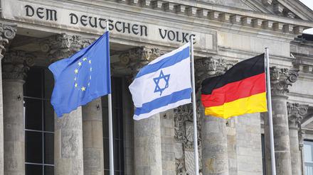 Da weht sie: Die israelische Fahne vor dem Bundestag.