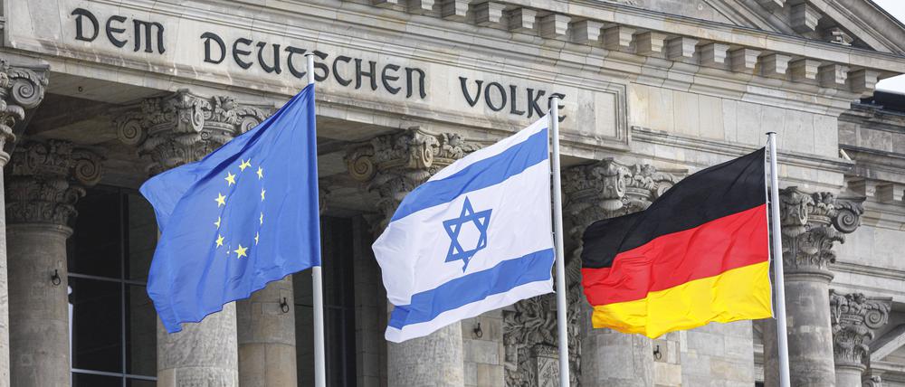Da weht sie: Die israelische Fahne vor dem Bundestag.