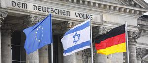 Da weht sie: die israelische Fahne vor dem Bundestag.
