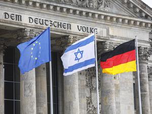 Da weht sie: die israelische Fahne vor dem Bundestag.