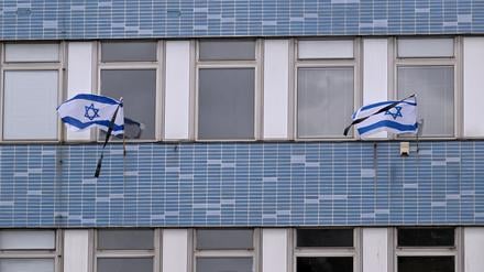Israel-Flaggen mit Trauerflor an der Alten Post führten zu einem Polizeieinsatz.
