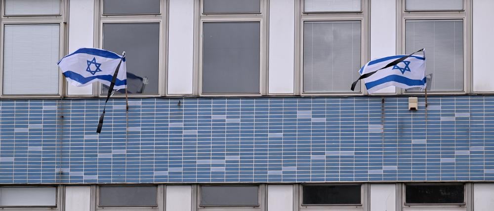 Israel-Flaggen mit Trauerflor an der Alten Post führten zu einem Polizeieinsatz.