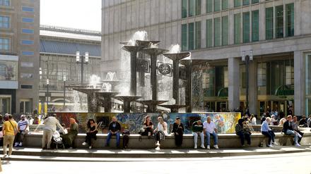 Menschen sitzen am Brunnen der Völkerfreundschaft am Alexanderplatz. (Symbolbild)
