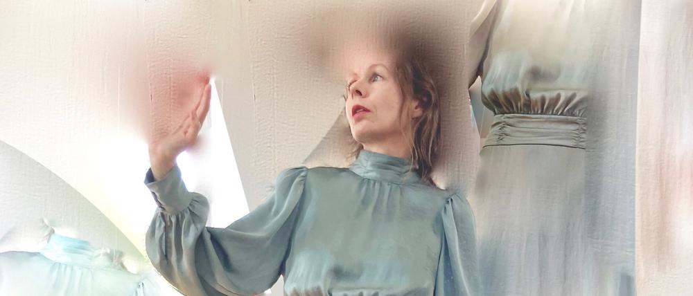 In wallenden Gewändern: Die isländische Künstlerin Guðný Guðmundsdóttir schlüpft selbst in die Rolle einer Nymphe. 