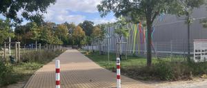 Der verpollerte Parkweg an der Werneuchener Wiese in Prenzlauer Berg, rechts im Bild die Schule, die als temporäre Schuldrehscheibe fungiert.
Foto: Patricia Wolf