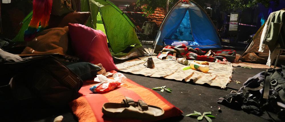 Die Nova-Ausstellung in Berlin zeigt Original-Teile vom Festivalplatz: Zelte, Luftmatratzen, Kleidung und Schuhe. Viele Stücke sind Beweismaterial.