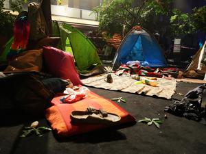 Die Nova-Ausstellung in Berlin zeigt Original-Teile vom Festivalplatz: Zelte, Luftmatratzen, Kleidung und Schuhe. Viele Stücke sind Beweismaterial.