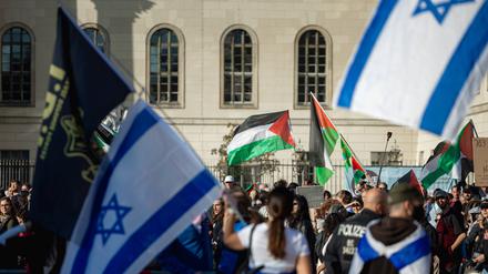 Ein Thema, zwei Demonstrationen: Fahnen von Israel und Palästina auf der Straße Unter den Linden in Berlin.