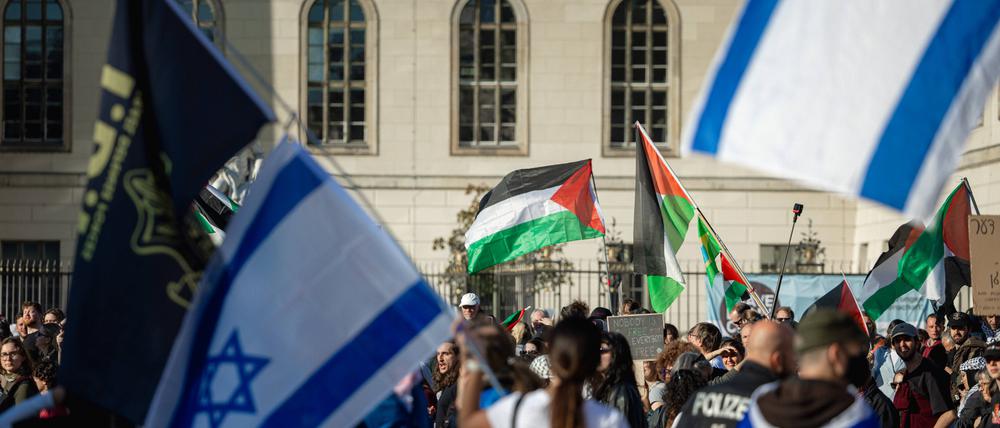 Ein Thema, zwei Demonstrationen: Fahnen von Israel und Palästina auf der Straße Unter den Linden in Berlin.