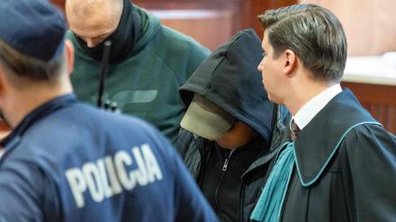 Der Ukrainer Wolodymyr Z. verlässt zusammen mit seinem Anwalt Tymoteusz Paprocki (r.) den Gerichtssaal des Warschauer Landgerichts (Archivbild).