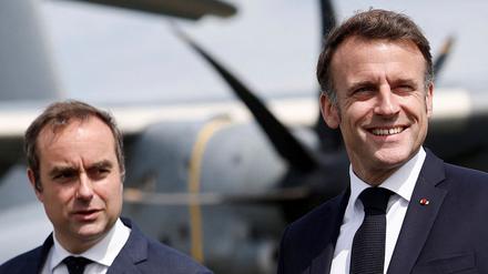 Der damalige französische Verteidigungsminister Sébastien Lecornu empfängt Präsident Emmanuel Macron auf der 55. Internationalen Pariser Luftfahrtausstellung auf dem Flughafen Le Bourget bei Paris (Symbolbild).
