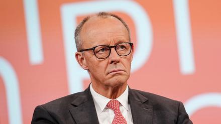 Bundeskanzler Friedrich Merz (CDU) sitzt zu Beginn der Aufzeichnung des ntv Talks „Pinar Atalay“ im Studio.