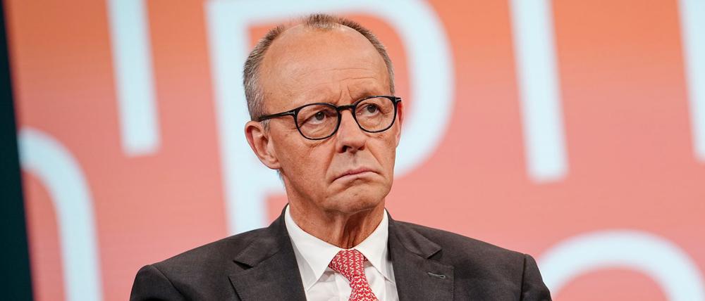 Bundeskanzler Friedrich Merz (CDU) sitzt zu Beginn der Aufzeichnung des ntv Talks „Pinar Atalay“ im Studio.