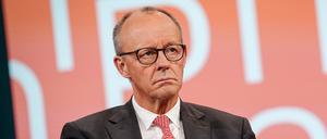 Bundeskanzler Friedrich Merz (CDU) sitzt zu Beginn der Aufzeichnung des ntv Talks „Pinar Atalay“ im Studio.