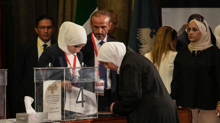 Unterstützer sehen die Wahl als Erfolg im politischen Umbruch in Syrien. 