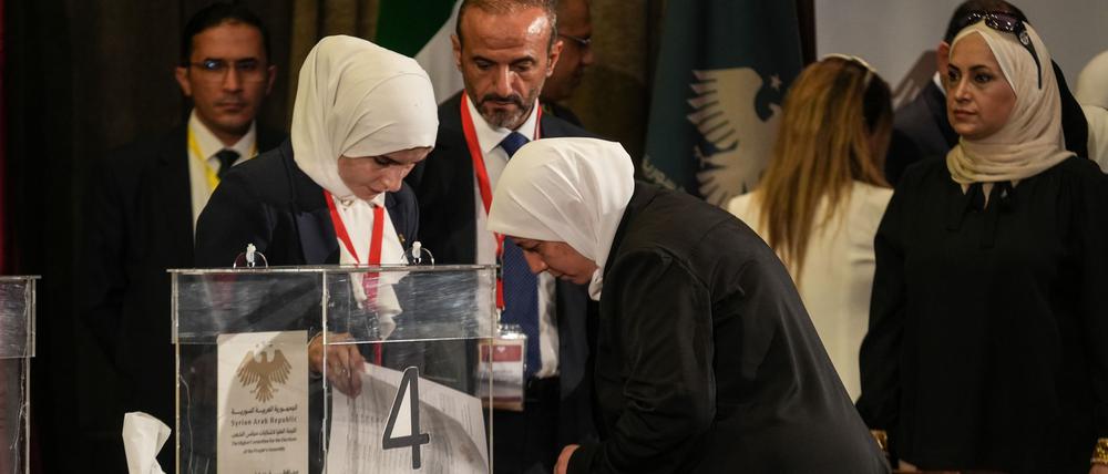 Unterstützer sehen die Wahl als Erfolg im politischen Umbruch in Syrien.