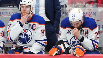 Bleibt bei den Oilers: Connor McDavid (97). Leon Draisaitl freut's.