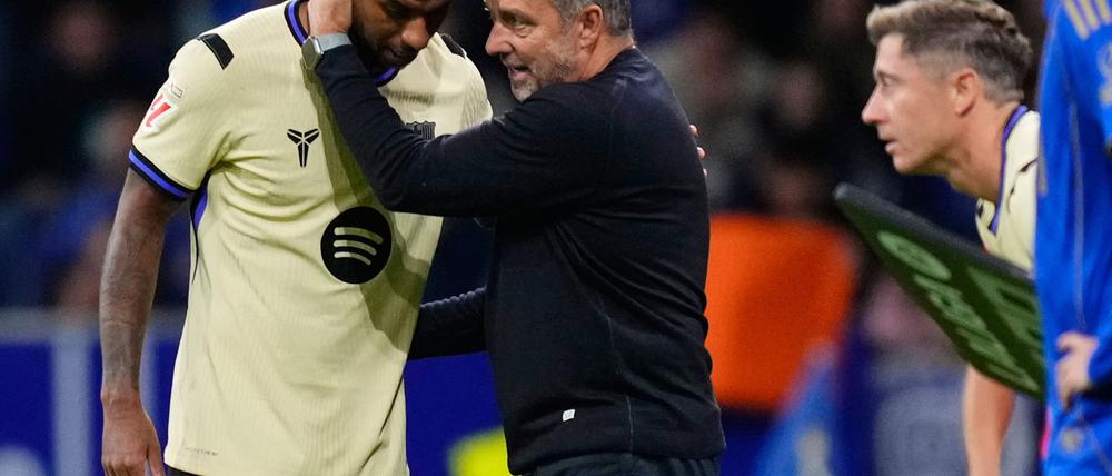 Mal hergehört: Trainer Hansi Flick fliegt mit dem FC Barcelona für das Ligaspiel gegen Villarreal nach Miami.
