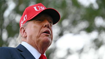 US-Präsident Donald Trump spricht am 5. Oktober 2025 vor dem Oval Office mit der Presse, nachdem er auf dem South Lawn des Weißen Hauses in Washington, DC, gelandet ist (Symbolbild).