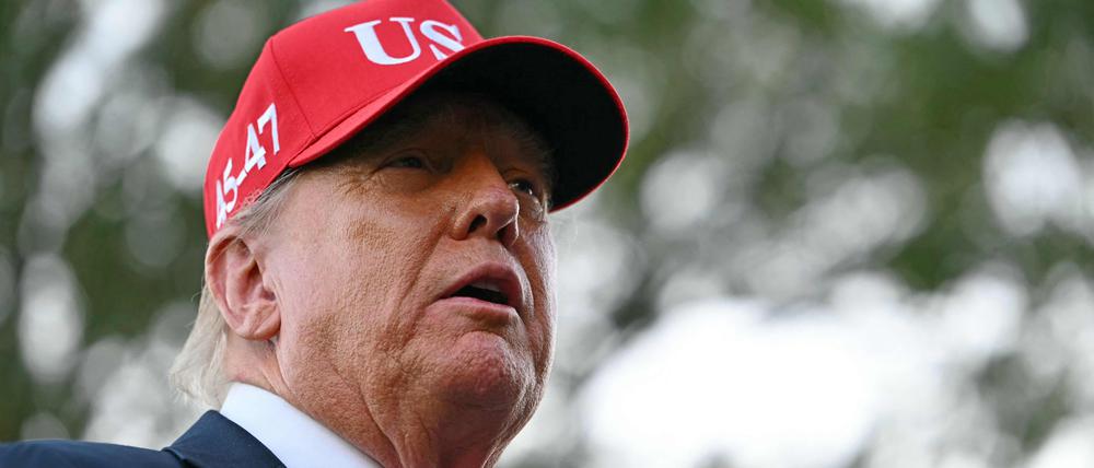 US-Präsident Donald Trump spricht am 5. Oktober 2025 vor dem Oval Office mit der Presse, nachdem er auf dem South Lawn des Weißen Hauses in Washington, DC, gelandet ist (Symbolbild).