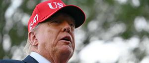 US-Präsident Donald Trump spricht am 5. Oktober 2025 vor dem Oval Office mit der Presse, nachdem er auf dem South Lawn des Weißen Hauses in Washington, DC, gelandet ist (Symbolbild).