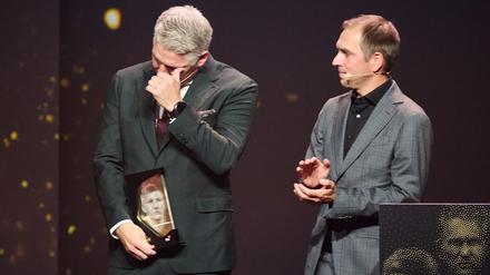 Bastian Schweinsteiger (l) zählt jetzt zu den Mitgliedern der Hall of Fame des deutschen Fußballs.