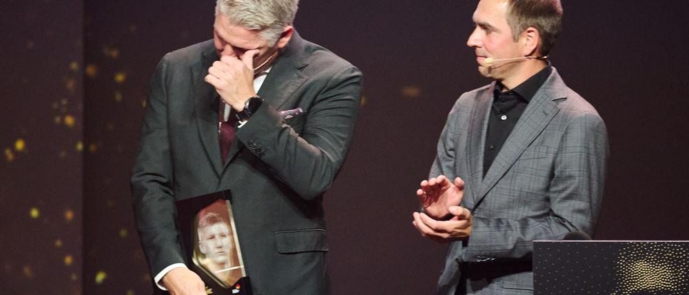 Bastian Schweinsteiger (l) zählt jetzt zu den Mitgliedern der Hall of Fame des deutschen Fußballs.