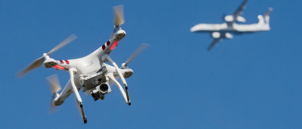 Nachdem es europaweit mehr Drohnensichtungen in Bereichen der kritischen Infrastruktur gegeben hat, reagiert Bayern mit einer Novelle des Polizeiaufgabengesetzes. (Symbolbild)