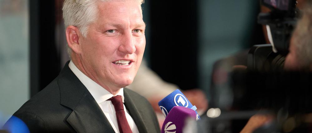 Bastian Schweinsteiger spricht über Florian Wirtz.