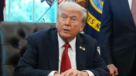 US-Präsident Donald Trump spricht mit Journalisten, bevor er eine Verordnung im Oval Office im Weißen Haus unterzeichnet. 