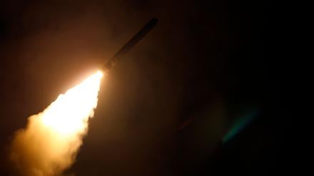 Auf diesem von der US-Marine zur Verfügung gestellten Bild feuert der Lenkwaffenzerstörer USS Laboon (DDG 58) im Rahmen der militärischen Reaktion auf den Einsatz von Chemiewaffen in Syrien am 7. April eine Tomahawk-Landrakete ab (Symbolbild).