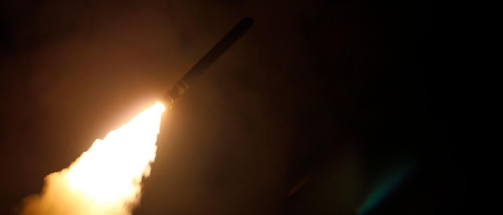 Auf diesem von der US-Marine zur Verfügung gestellten Bild feuert der Lenkwaffenzerstörer USS Laboon (DDG 58) im Rahmen der militärischen Reaktion auf den Einsatz von Chemiewaffen in Syrien am 7. April eine Tomahawk-Landrakete ab (Symbolbild).