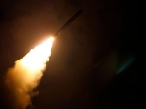 Auf diesem von der US-Marine zur Verfügung gestellten Bild feuert der Lenkwaffenzerstörer USS Laboon (DDG 58) im Rahmen der militärischen Reaktion auf den Einsatz von Chemiewaffen in Syrien am 7. April eine Tomahawk-Landrakete ab (Symbolbild).