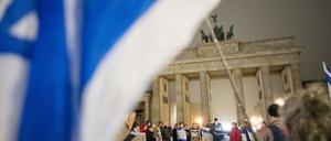 Menschen erinnern am Brandenburger Tor an die Opfer des 7. Oktober.