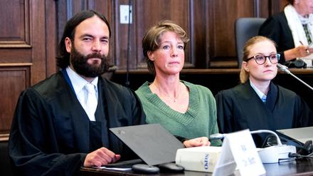 Christina Block (M), deutsche Gastronomin und Unternehmerin, sitzt im Landgericht im Prozess wegen mutmaßlicher Kindesentführung zwischen ihren Anwälten Ingo Bott (l) und Paula Wlodarek (r) im Gerichtssaal. 