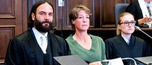 Christina Block (M), deutsche Gastronomin und Unternehmerin, sitzt im Landgericht im Prozess wegen mutmaßlicher Kindesentführung zwischen ihren Anwälten Ingo Bott (l) und Paula Wlodarek (r) im Gerichtssaal. 